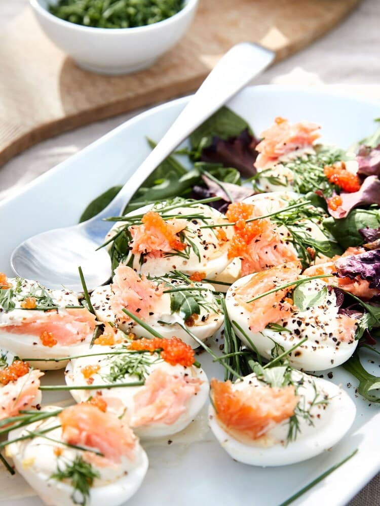 Ägghalvor med lax serverat på en midsommarlunch.