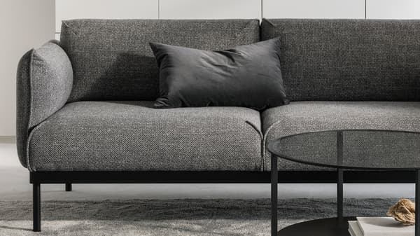 ÄPPLARYD grå soffa med svart metallram. 