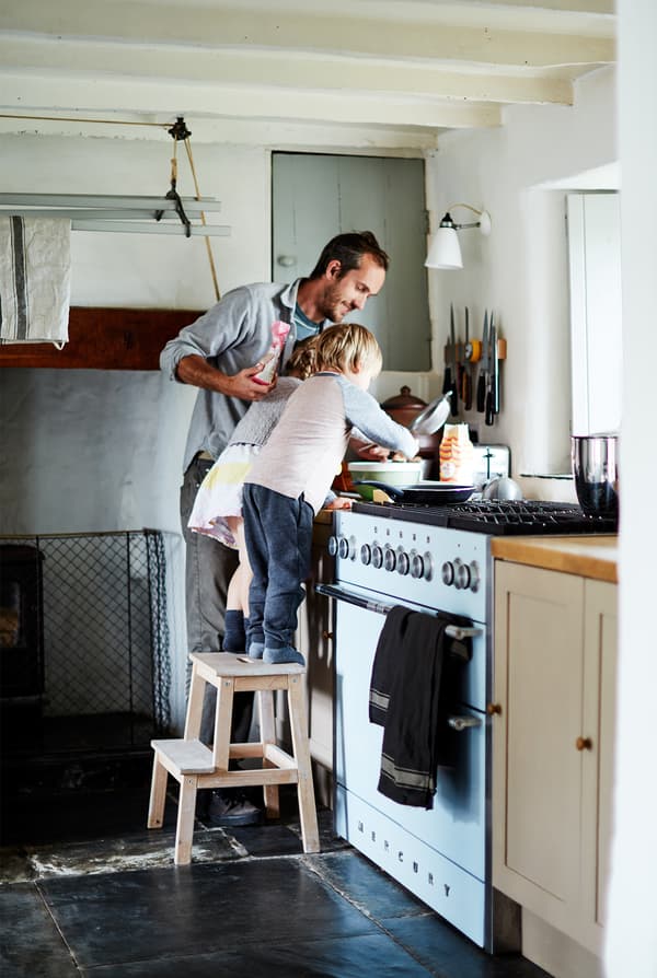 Aidez les enfants à donner un coup de main en cuisine.