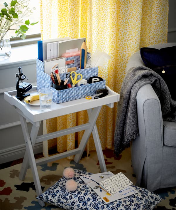 Ainsi placée entre le fauteuil et la fenêtre, la table-plateau se transforme en coin étude. Il y a même de la place pour une collation.