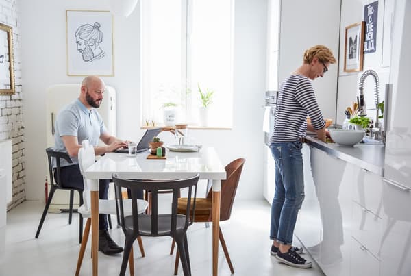 Ajoutez une table dans la cuisine pour en faire un espace de rencontre et d'échange.