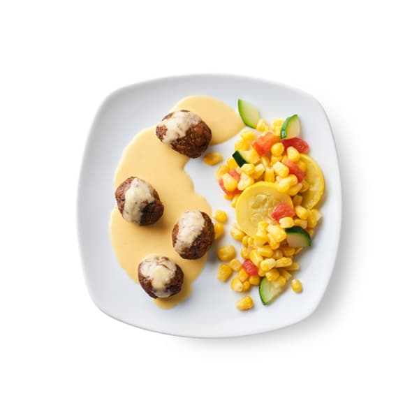 Albóndigas vegetarianas para niños, servidas con alioli de limoncillo y una mezcla de maíz