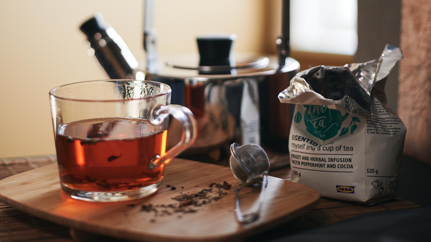 All the essentials for a hot cup of tea: METALLISK kettle, IDEALISK tea infuser and IKEA 365+ mug in clear glass.