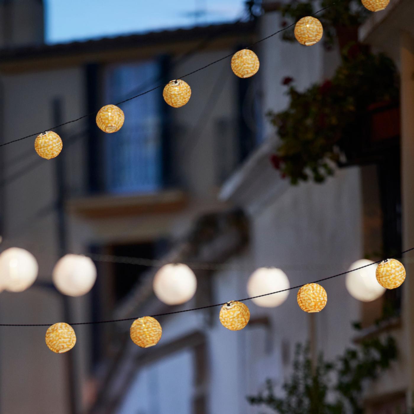 Allumées, des guirlandes à LED égaient une rue de la ville.