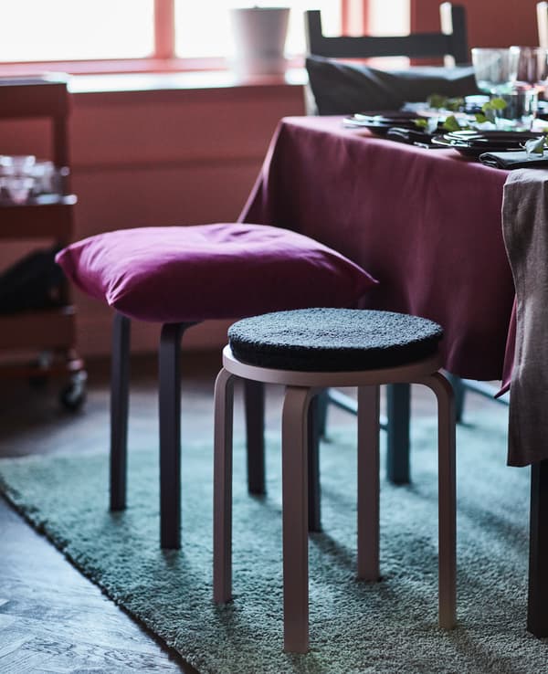 Améliorez le confort des tabourets avec des rembourrages ou des coussins.