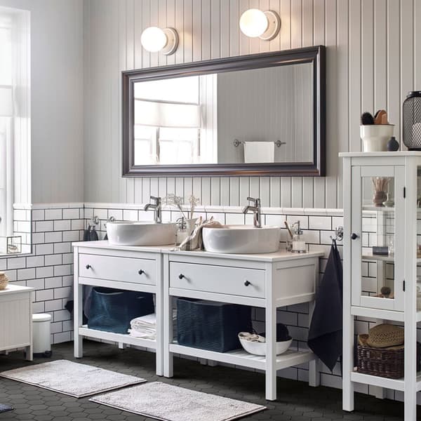 Aménage une salle de bain classique, belle et apaisante, à l’aide de solutions de rangement esthétiques, d’espaces aérés et de couleurs lumineuses.