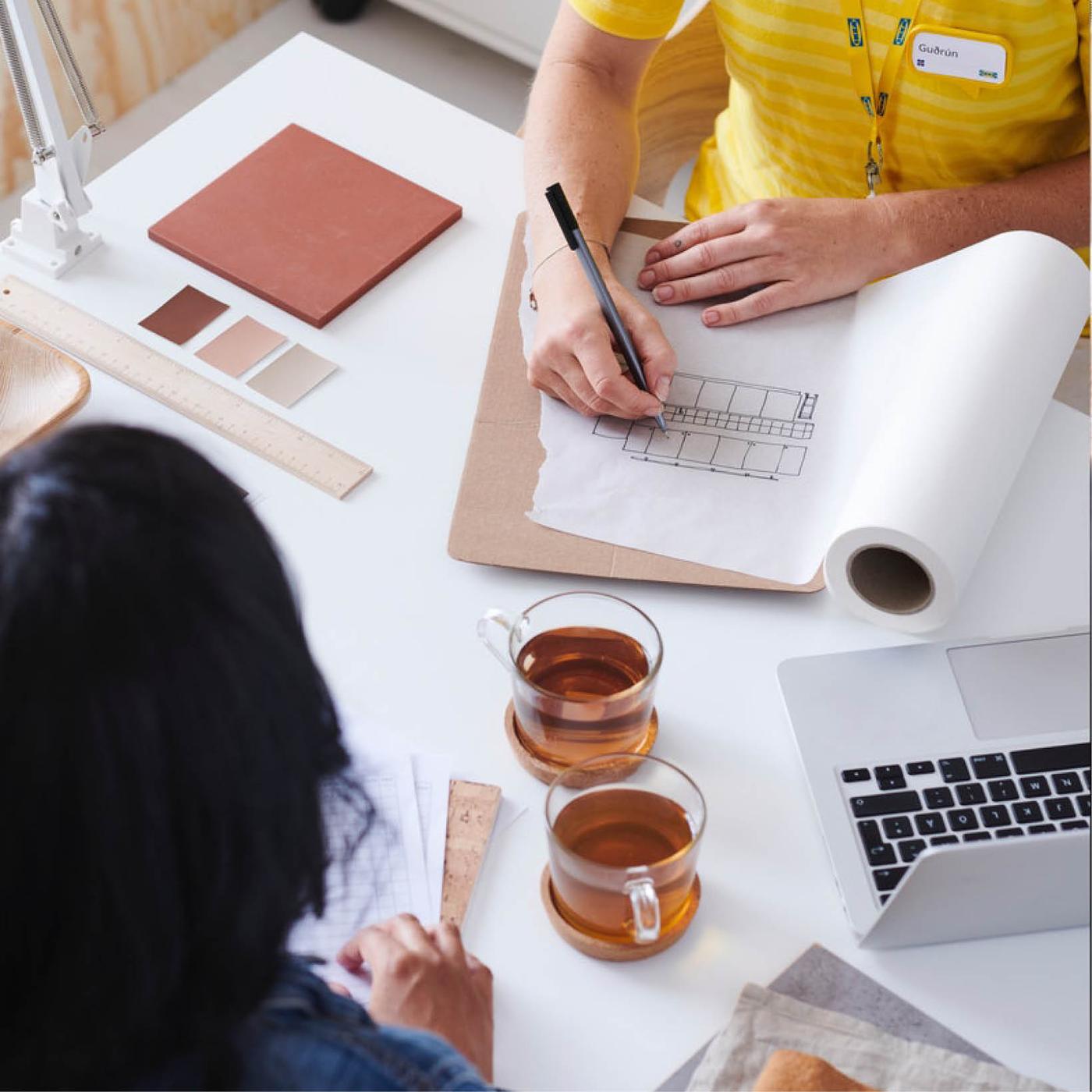 Aménagement de l'espace avec un employé IKEA