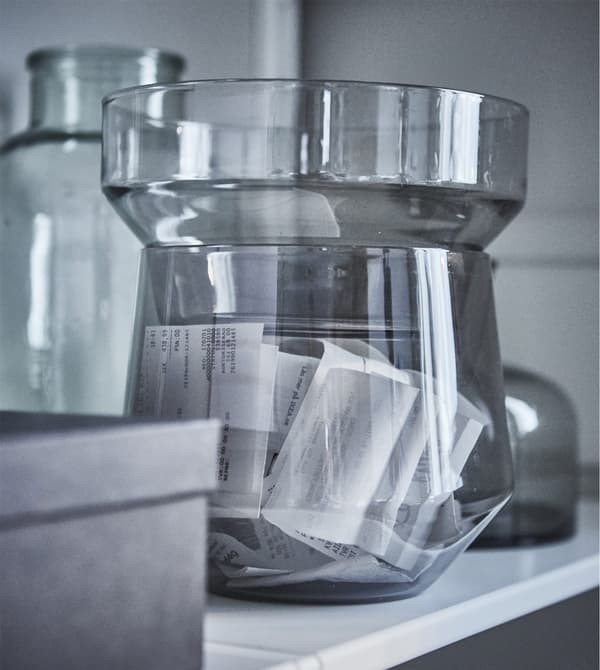 Aménagez un coin bureau moderne dans votre salon et ne cachez rien de ce que l’on trouve traditionnellement sur un bureau! Les tickets de caisse, par exemple, peuvent s’afficher dans un joli vase comme le vase en verre transparent IKEA PS 2017, en gris. Ces vases sont vendus par trois et empilables.