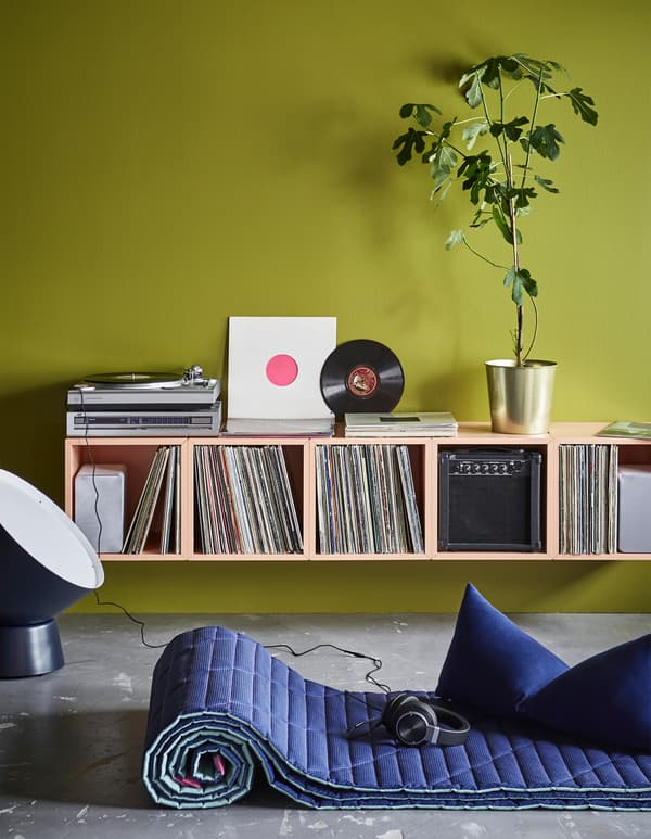 Aménagez un coin DJ à l’aide de meubles d’allure moderne IKEA! Créez un rangement asymétrique, ou inattendu, à l’aide de caissons EKET orange pour votre collection. Empilez et ajoutez comme bon vous semble! Agencement convenant à tous les espaces.