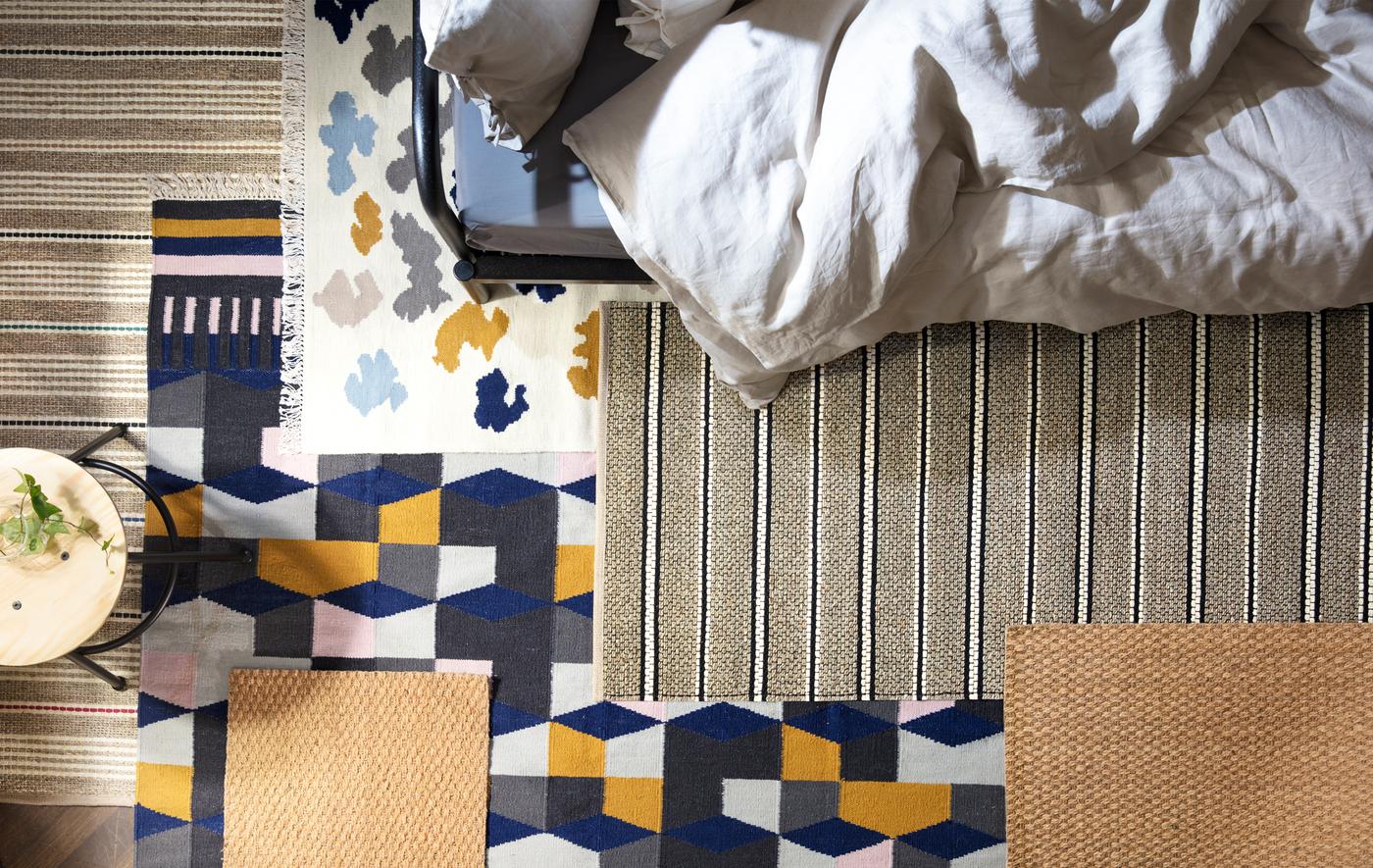 Aménagez une chambre à coucher plus cosy ! Utilisez deux tapis au sol pour atténuer les résonances IKEA offre un vaste choix de tapis, comme le tapis en laine multicolore TÅRBÄK.