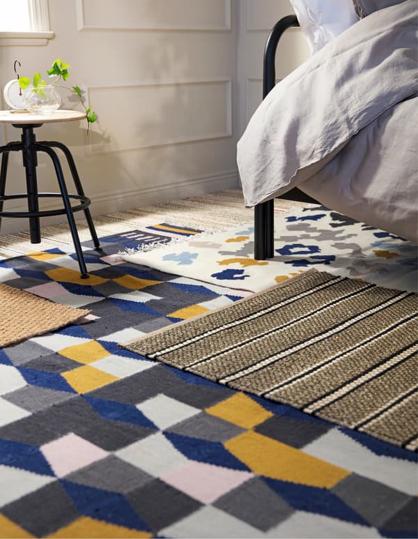 Aménagez une chambre plus calme en superposant plusieurs tapis sur le sol. IKEA offre un vaste choix de tapis, comme le tapis en laine multicolore TÅRBÄK. Les tapis sont fabriqués à la main par des artisans qualifiés dans des centres de tissage organisés offrant de bonnes conditions de travail et des salaires équitables.