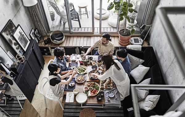 Amis réunis autour d’une table de salle à manger.