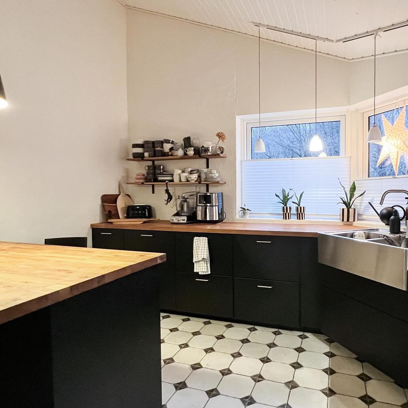 An atmospheric but modern METOD kitchen with NICKEBO fronts
