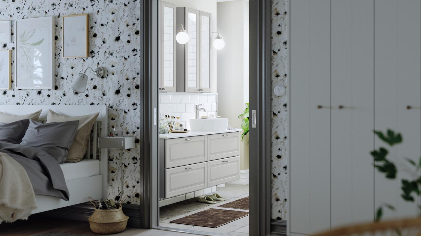 An ensuite bathroom with two GODMORGON wash-stands, each with two drawers holding a wash basin and toiletries.