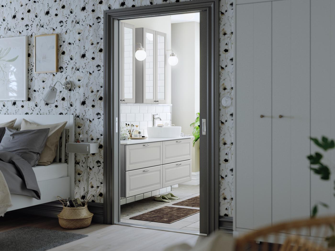 An ensuite bathroom with two GODMORGON wash-stands, each with two drawers holding a wash basin and toiletries.