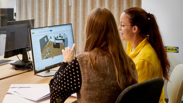 An IKEA co-worker helping a customer design their kitchen in the Kitchen planner tool.