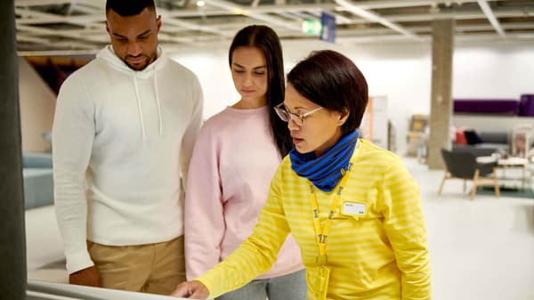 An IKEA co-worker helping a customer design their kitchen in the Kitchen planner tool.