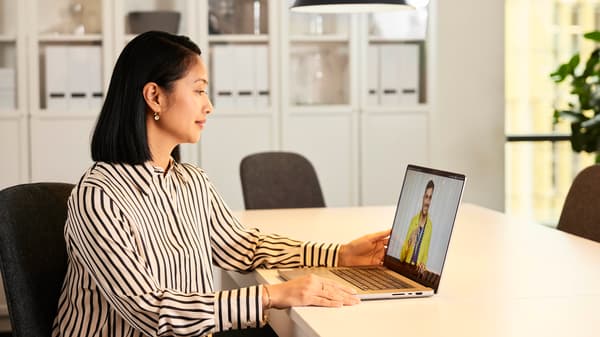 An IKEA customer support co-worker is talking to a customer in an on-line appointment.