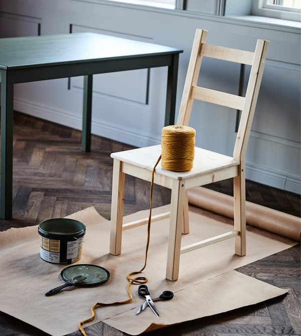 An old chair is ready to be painted and wrapped with yarn, to give it a new, more personal look.