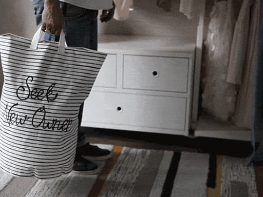 Animation GIF d’un homme balançant un sac à lessive rayé de l’avant vers l’arrière