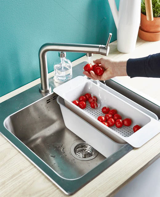 Animation GIF montrant le rinçage de petites tomates, l’eau s’accumule dans le bac placé dessous. L’eau est ensuite versée dans l’arrosoir.
