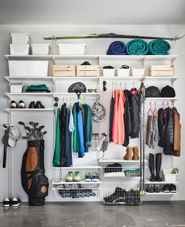 Aperçu d’un système de rangement ALGOT blanc, avec étagères et tringles à habits, pour ranger chaussures, équipement et vêtements de sport.