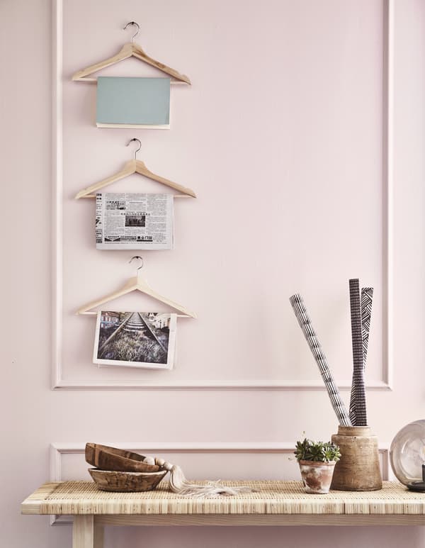 Appendi alle grucce riviste e giornali per averli sempre in ordine. Da IKEA trovi un vasto assortimento di appendiabiti e portapantaloni, come il classico modello BUMERANG in faggio massiccio.
