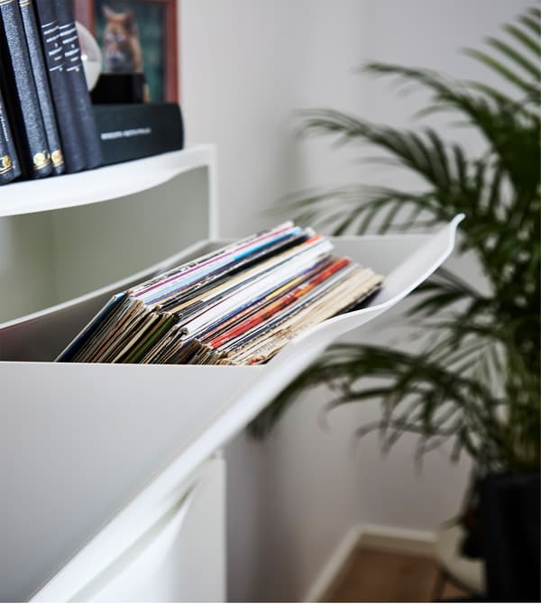 Armoire à chaussures TRONES ouverte, révélant des disques rangés à l’intérieur.