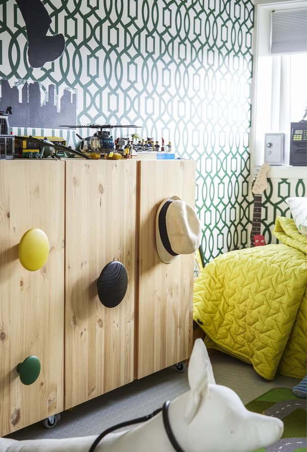 Armoire en bois avec poignées colorées.