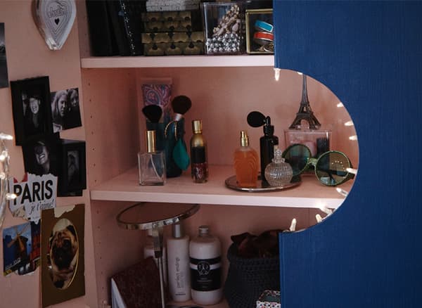 Armoire IVAR transformée en coiffeuse, peinte en rose à l’intérieur et en bleu à l’extérieur, avec une découpe circulaire au centre pour créer un jeu de cache-cache.