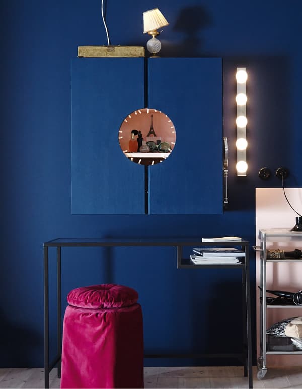 Armoire IVAR transformée en coiffeuse, peinte en rose à l’intérieur et en bleu à l’extérieur, avec une découpe en cercle au milieu pour créer un espace beauté.