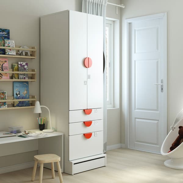 Armoire-penderie SMÅSTAD/UPPFÖRA en blanc/rose pâle avec trois tiroirs.