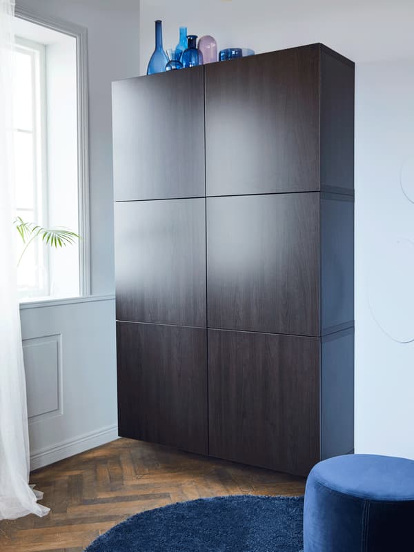Armoire placée à côté d’une fenêtre. Le GIF montre les façades noires en train d’être remplacées par des bleues, le tout de chez IKEA. 