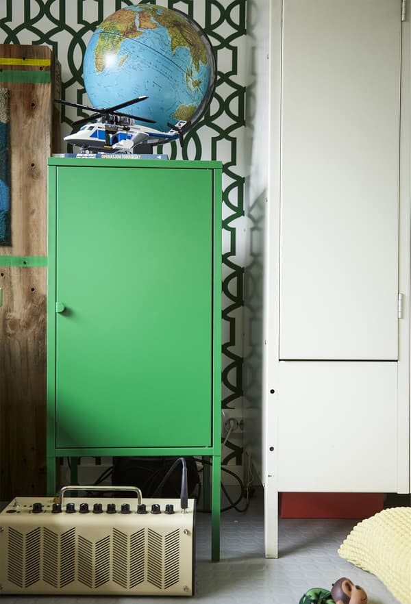 Armoire verte et mur à motif.