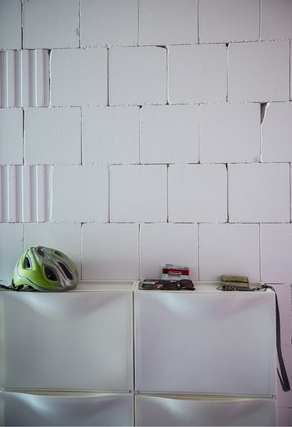 Armoires à chaussures IKEA sur un mur blanc.