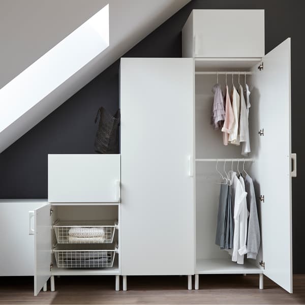 Armoires blanches unies dans une chambre à coucher en gris et blanc.