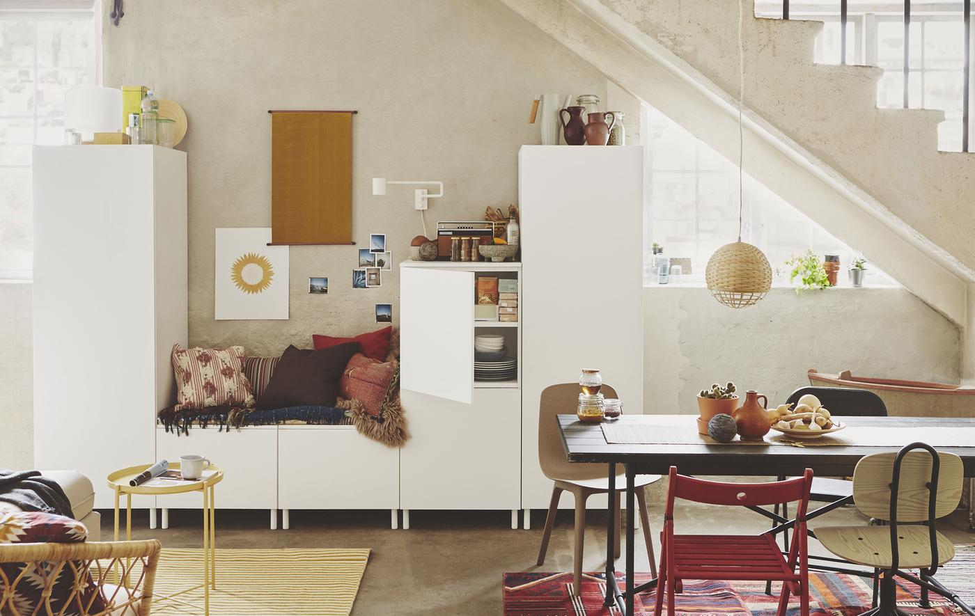 Armoires de rangement modulables blanches dans un intérieur décloisonné.