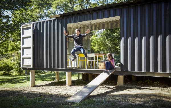 Arno et sa fille dans la maison qu'il a construite.