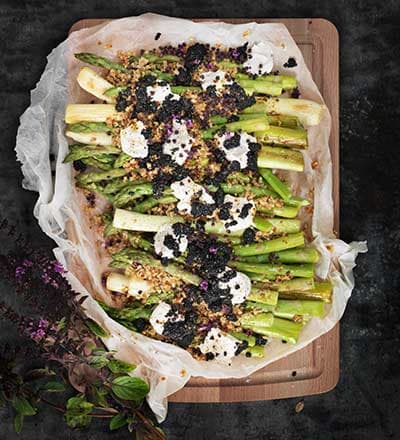 Asparagus salad with seaweed pearls
