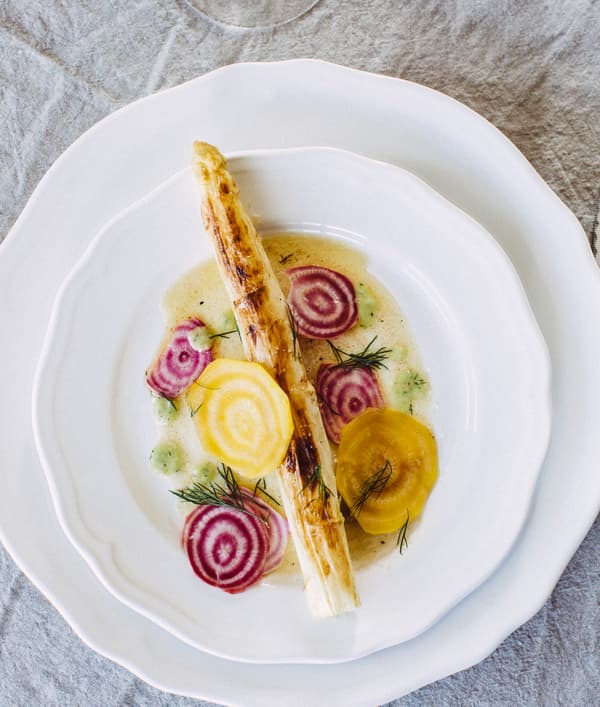 Assiette d'asperges grillées et de betteraves au vinaigre.