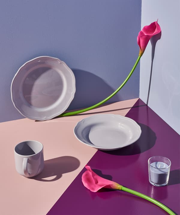 Assiettes creuses ARV artistement combinées avec des fleurs et de la couleur.