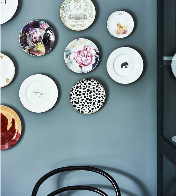 Assiettes décoratives accrochées au mur.
