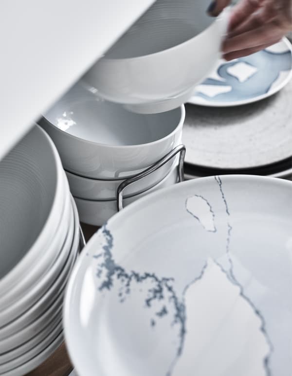 Assiettes et bols rangés dans un tiroir profond.