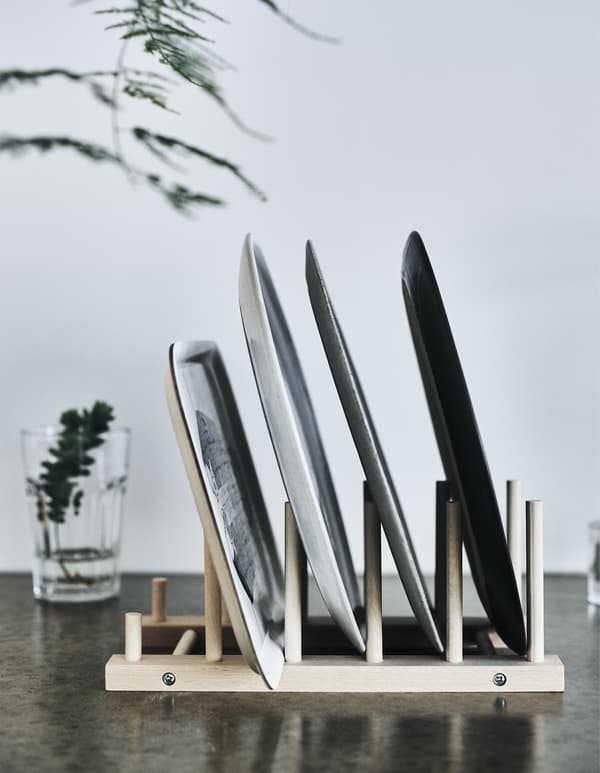 Assiettes rangées sur un égouttoir.