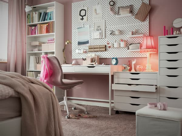 Associe un bureau ALEX blanc et des caissons à tiroirs de la même série pour réaliser l’espace de travail idéal pour n’importe quelle chambre d’étudiant.