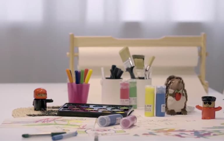 assurer sécurité enfant dans l’appartement, habiter avec des enfants, sécurité enfant, salon pour enfant, salon sécurité enfant, guide sécurité enfant, conseils sécurité enfant, appartement avec des enfants, idées IKEA