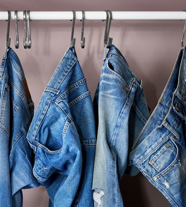 Attrapez votre jeans préféré d’un seul geste en accrochant votre collection à des crochets en S GRUNDTAL.