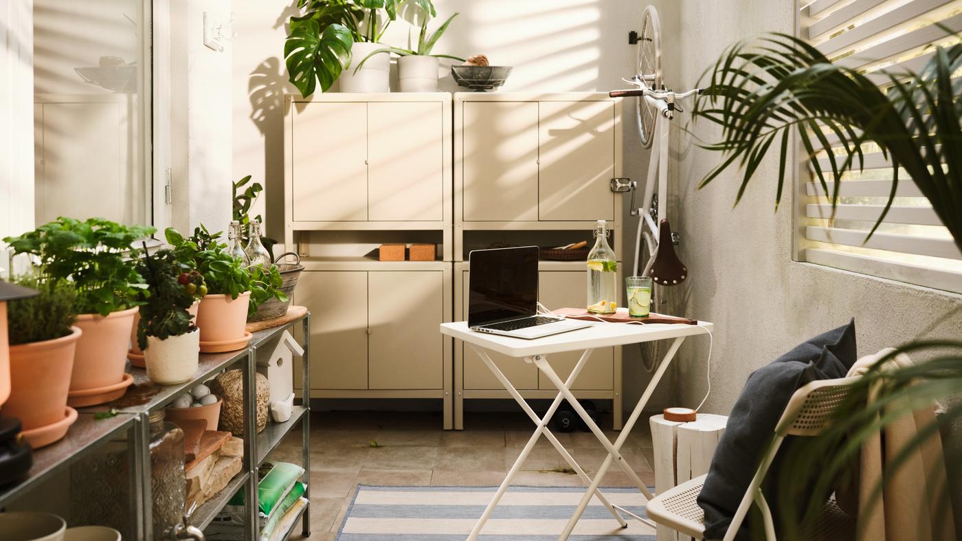 Aufbewahrungsideen für draussen: Eine gut organisierte Terrasse mit praktischen Regalen.