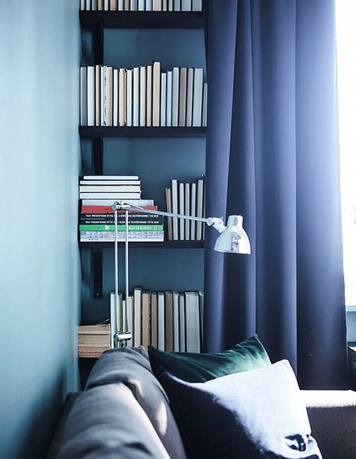 Autant les grandes collections de livres sont appréciables, autant elles peuvent être envahissantes. Cachez vos bibliothèques derrière des rideaux.