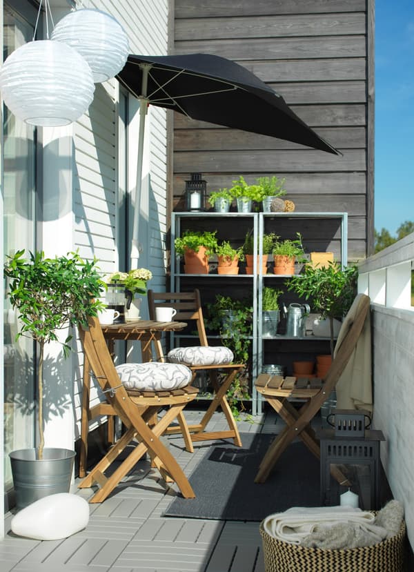 Balcone con tavolo da parete e sedie in legno, da esterno – IKEA